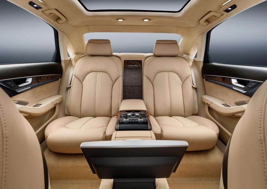 Интерьер Audi A8 L Extended (D4) 2016 года  (фото 6 из 11)